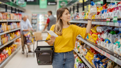 Una mujer haciendo la compra en un supermercado. / Canva