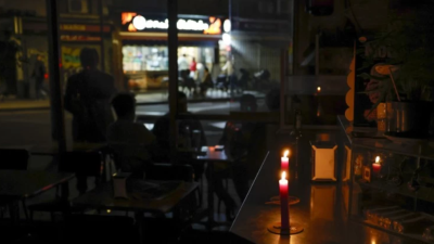La luz se ha ido recuperando poco a poco tras el apagón. / EFE/Toni Albir