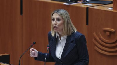 La presidenta en funciones y candidata a la reelección María Guardiola interviene este miércoles en la Asamblea regional durante la segunda jornada del debate de investidura en la que será elegida presidenta la candidata del PP a la reelección María Guardiola tras el acuerdo de gobierno alcanzado entre PP y Vox, con el voto en contra de PSOE y Unidas. EFE/ Jero Morales