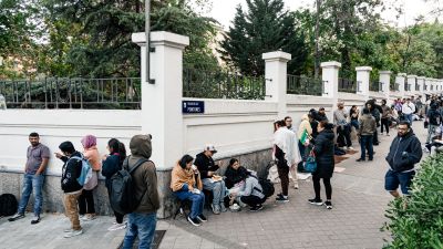 Varias personas hacen cola para conseguir el certificado de vulnerabilidad en una Oficina de Asistencia en Materia de Registro en Madrid. / Europa Press