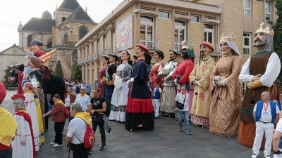 La comparsa de gigantes de Zaragoza representa a España en el festival de Dax. |  Ayuntamiento de Zaragoza