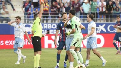 Esteban Andrada, al ver la roja en El Alcoraz. Foto: LaLiga