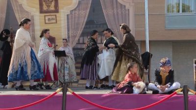 Las mujeres del pueblo explican cuáles son las prendas del traje tradicional/ Aragón Noticias