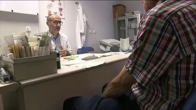 Ángel Borque atiende a un paciente en la consulta de Urología. / Aragón Tv