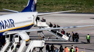 Pasajeros embarcando en un avión de Ryanair./ EFE/EPA/FILIP SINGER