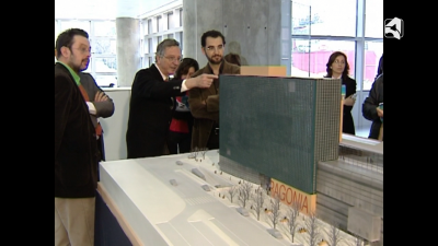 Moneo presntando las obras y maqueta del centro comercial Aragonia de Zaragoza. / Aragón TV