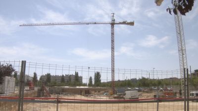 Una grúa en una obra en Zaragoza. / Aragón TV