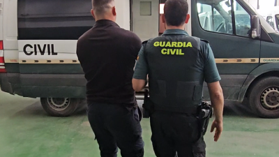 El detenido es trasladado a un furgón policial. / Guardia Civil Huesca