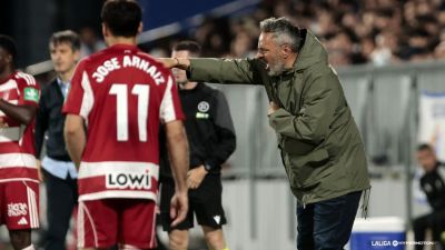 David Navarro dirigiendo al Real Zaragoza frente al Granada. Foto: LaLiga