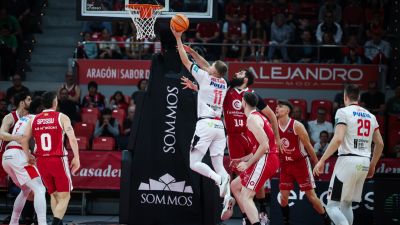 Valtonen entra a canasta en una jugada del partido.