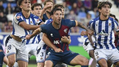 Sergi Enrich, rodeado de varios rivales. Foto: LaLiga