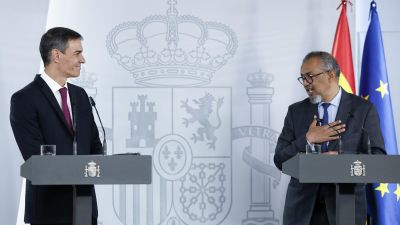 El presidente del Gobierno, Pedro Sánchez, y el director general de la Organización Mundial de la Salud, Tedros Adhanom, al final de la rueda de prensa que han ofrecido tras la reunión mantenida este martes en el Palacio de la Moncloa para analizar la situación provocada por la crisis de hantavirus. EFE/ Chema Moya