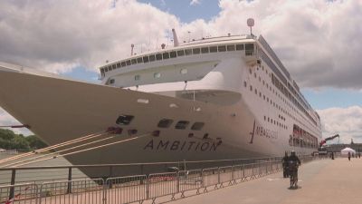 El crucero 'Ambition' atracado en el puerto de Burdeos este miércoles. / AFP