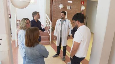 Óscar García se presneta ante los que serán sus compañeros en Híjar durante los próximos cuatro años. / Aragón TV