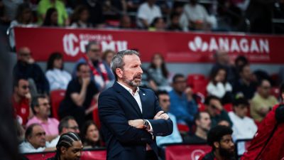 Joan Plaza dirigiendo un partido.