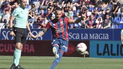 Óscar Sielva durante un encuentro con la SD Huesca.