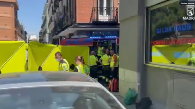 El suceso ha ocurrido sobre las 15:00 en el cruce entre la calle San Mateo y Santa Águeda de Madrid. / Emergencias Madrid