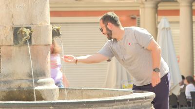 Un chico se refresca en la fuente del Torico, en Teruel. / Aragón TV