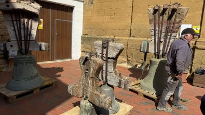 Las campanas de Biscarrués se están rehabilitando. / Lola Giménez