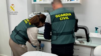 Varios guardias civiles efectuando registros en clínicas clandestinas. / Guardia Civil