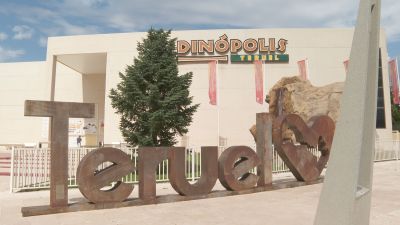Dinpolis se ha convertido en sus 25 años de historia en un referente turístico de Aragón. / Aragón TV