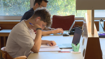 Un alumno estudiando para la PAU. / Aragón TV