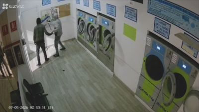 Los ladrones captados por la cámara de seguridad de la lavandería. / Policía Nacional