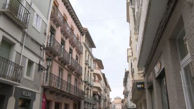 Un trabajador ha resultado herido grave este jueves tras caer de un tejado en Jaca. / Aragón TV