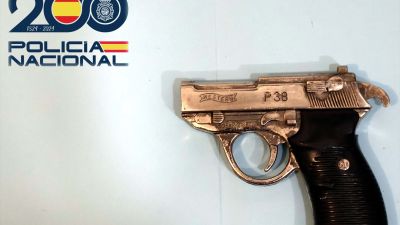 Réplica de arma de fuego utilizada por un atracador en una sala de juegos en Huesca. / Policía Nacional