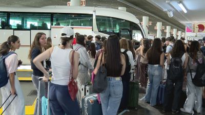 Jóvenes en la estación de autobuses de Delicias, en Zaragoza, para poner rumbo a Salou. / Aragón TV