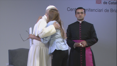 El papa se abraza con una de las internas durante su visita a la cárcel de Brians 1. / Aragón TV
