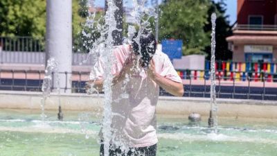 Un joven se refresca en una fuente. / Europa Press