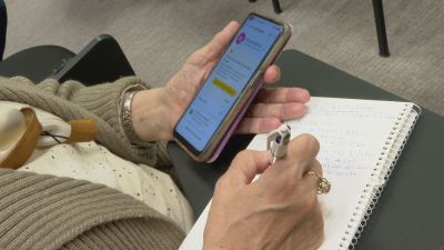 Los médicos alertan de una "epidemia emergente" por el abuso de las personas mayores de 70 años al móvil y las redes sociales./ Aragón TV