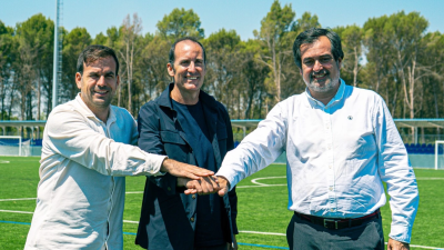 Javier Sanz de Arce, Julio Salinas y Ricardo Mur posan en una foto.