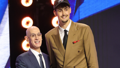 Aday Mara posa con Adam Silver, comisionado de la NBA.