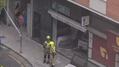 En la imagen, el vehículo dentro del local contra el que ha impactado./ Aragón TV