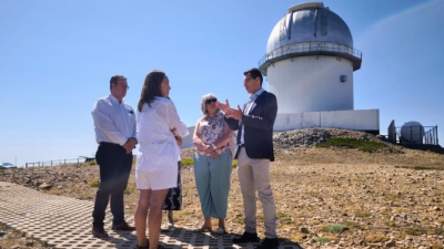 La consejera Carmen Susín, junto con Pilar Gayán y Javier Cenarro, en la visita al Observatorio Astrofísico de Javalambre./ Gobierno de Aragón