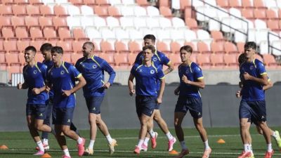 Samez Bazdar, a la derecha, durante un entrenamiento con Bosnia en este Mundial.