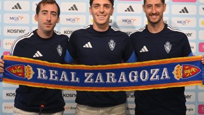 Rubén Díez, Jokin Gabilondo y Sergio Escudero posan con la bufanda zaragocista