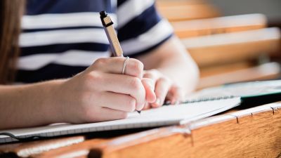 La Universidad de Zaragoza ha publicado este miércoles las notas de corte para el curso que viene. / Canva