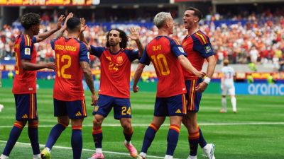 España celebra el primer gol de Fabián.
