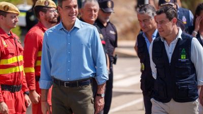 El presidente del Gobierno, Pedro Sánchez, y el presidente de la Junta de Andalucía, Juanma Moreno, este lunes en el puesto de mando avanzado instalado en Turre (Almería) por el incendio forestal de Los Gallardos.