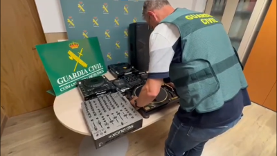 Un agente de la Guardia Civil muestra objetos robados