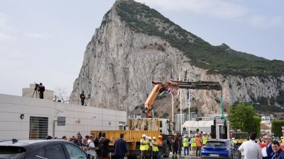 Un grúa quita las puertas de acceso a Gibraltar, después del derribo de la verja que separaba a la colonia británica de territorio español y acaba con todas las barreras físicas a la circulación de personas y mercancías entre España y el peñón,