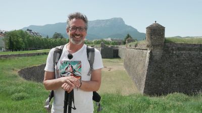 Mariano Navascués ante la Ciudadela de Jaca