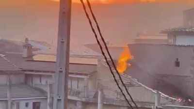 Los efectos que ha dejado el incendio de las Cinco Villas en la localidad de Asín, donde ha quemado varias viviendas.