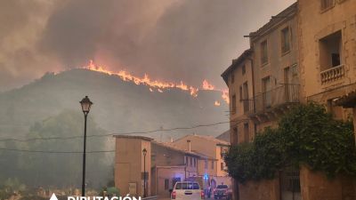Los bomberos de la DPZ han defendido el casco urbano de Uncastillo de las llamas.