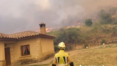 Los bomberos de la DPZ han trabajado este jueves para que el fuego no entrara en Uncastillo.