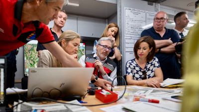 El presidente de Aragón, Jorge Azcón, junto con Sara Aagesen, vicepresidenta tercera y ministra para la Transición Ecológica y el Reto Demográfico del Gobierno de España, en el Puesto de Mando Avanzado en Farasdués