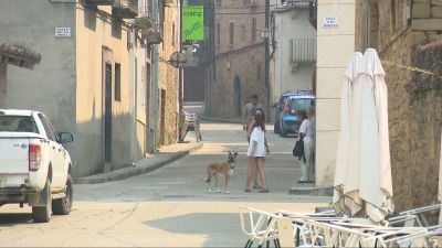 Los vecinos de Biel siguen pendientes de la evolución del incendio de Orés, por si tienen que evacuar la localidad.